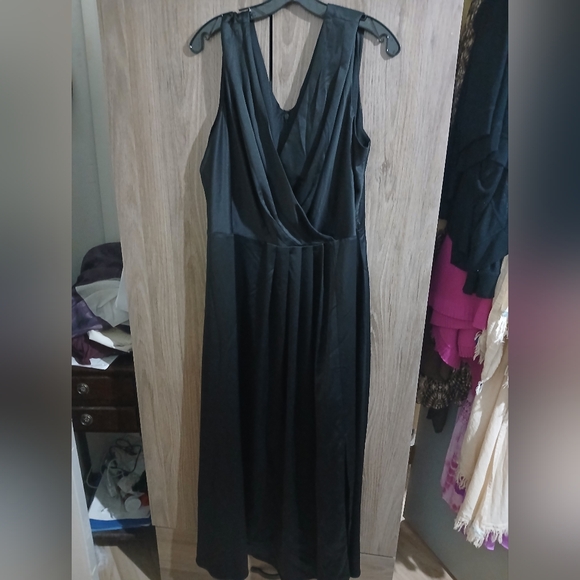 Elegant Black Sleeveless Dress - Picture 2 of 9